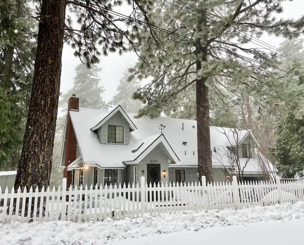 Wild Olive Lodge Running Springs - Front Snow